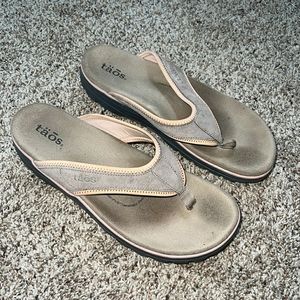 Täos Womens 11 flip flop tan with peach